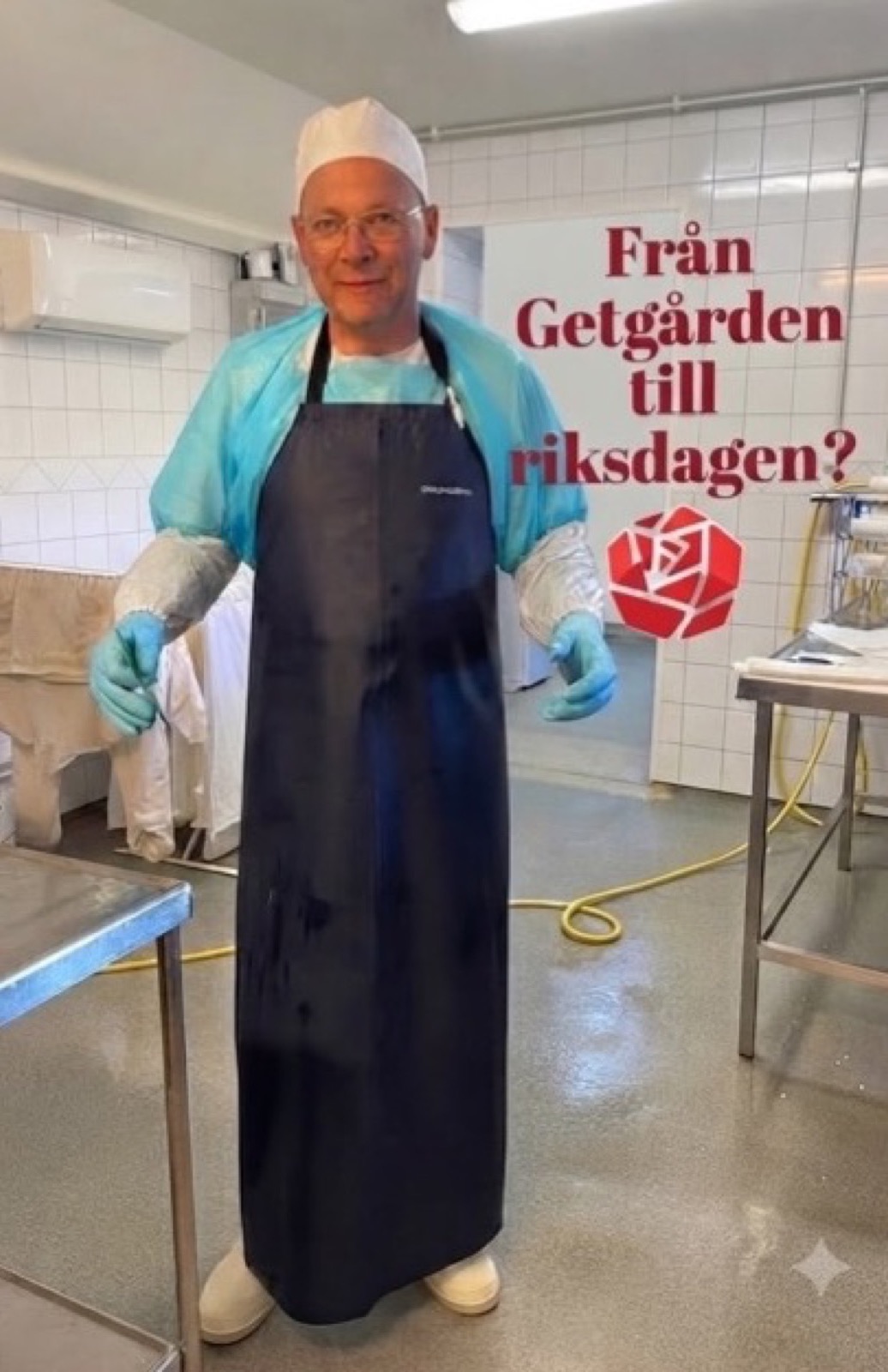 Erik i vitt arbetsförkläde i gårdsmejeriet, med texten ”Från Getgården till riksdagen?”